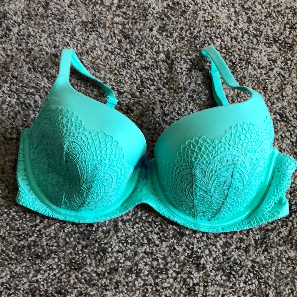 Victoria’s Secret 34DD bra